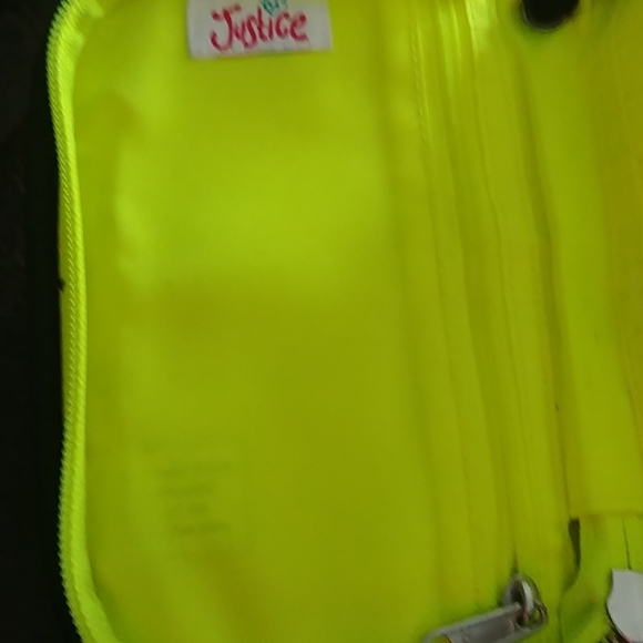 A crossbody wallet - Picture 4 of 4